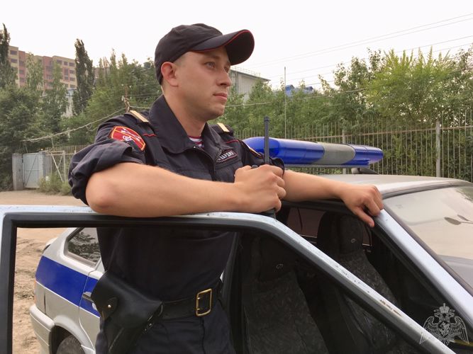 В Омске сотрудники Росгвардии задержали гражданина, опрокинувшего в кювет угнанный автомобиль 