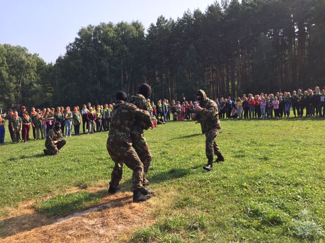 В детском оздоровительном лагере «Березка» прошли показательные выступления бойцов омского ОМОН