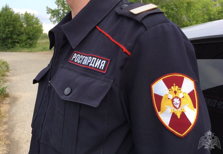 Омские росгвардейцы на территории учебного заведения задержали мужчину, подозреваемого в незаконном хранении наркотических средств