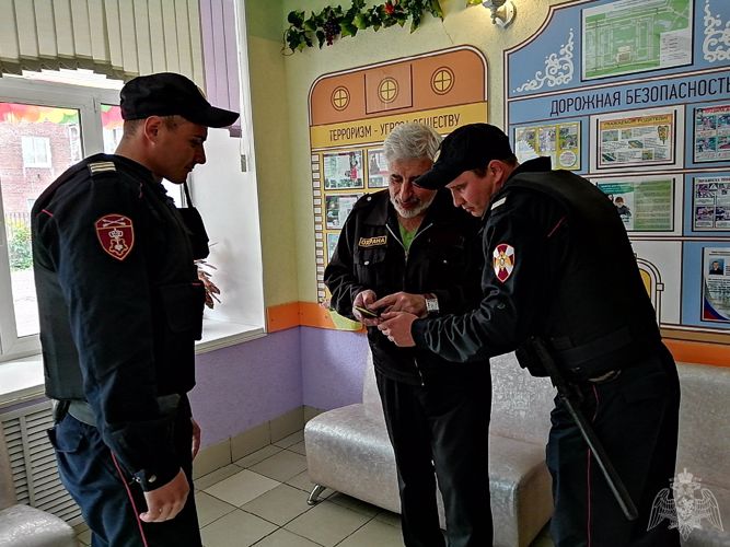 Сотрудники омской Росгвардии продолжают проверки безопасности в образовательных учреждениях города Омска и области 