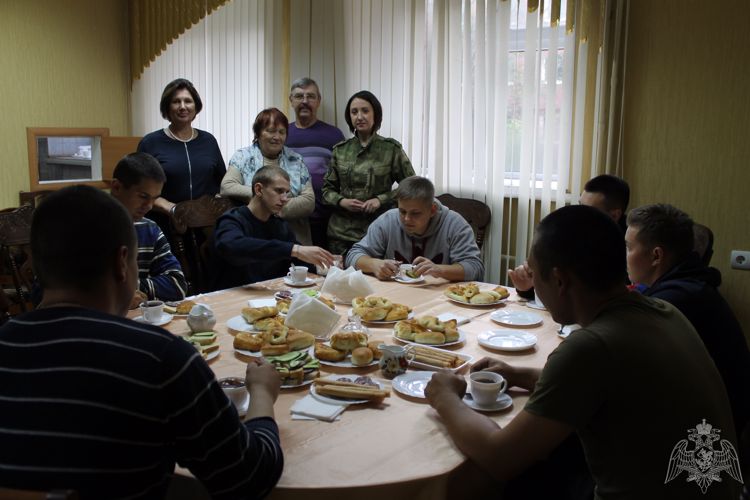 В канун международного Дня пожилых людей сотрудники омской Росгвардии приехали в Нежинский геронтологический центр