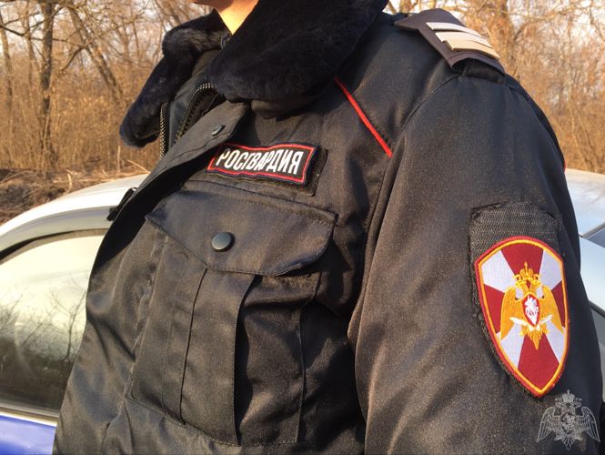 В Омске сотрудники Росгвардии на территории городского парка задержали гражданина, подозреваемого в незаконном хранении наркотических веществ