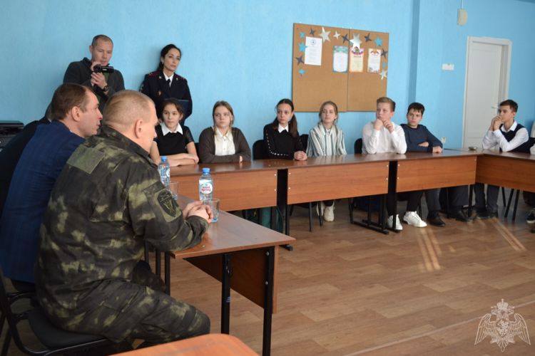 В Омске со школьниками 7-м класса проведен урок мужества с участием заместителя командира СОБР «Каскад» Росгвардии 