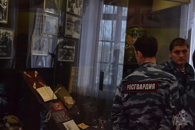 В рамках мероприятий, посвященных 76-летней годовщине снятия блокады Ленинграда, омские росгвардейцы посетили музей воинской славы омичей