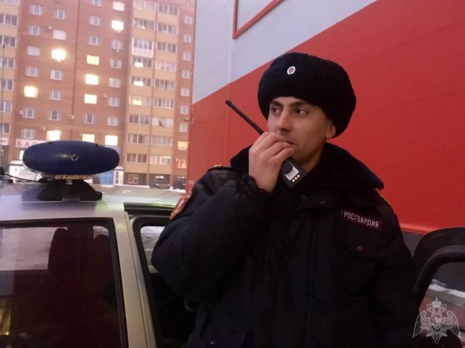 Омские росгвардейцы задержали рецидивиста, который расплачивался за покупки найденными банковскими картами