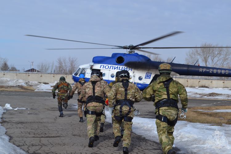 В рамках профессиональной подготовки сотрудников спецподразделений бойцы СОБР «Каскад» и  ОМОН «Штурм» омской Росгвардии отработали технику беспарашютного десантирования