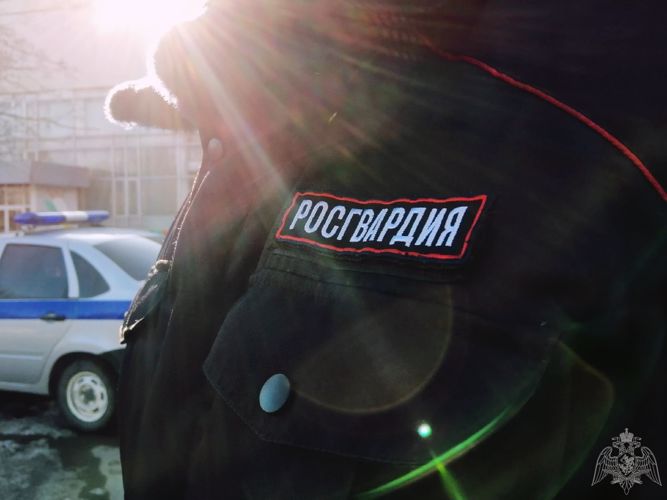 В Омске сотрудниками Росгвардии был задержан молодой человек, находящийся в федеральном розыске