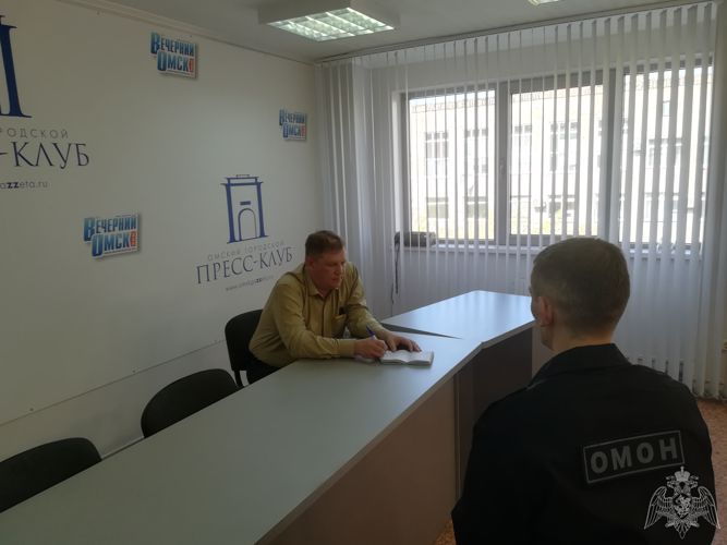 Взрывотехник ОМОН регионального управления Росгвардии побывал в гостях у корреспондента газеты «Вечерний Омск»