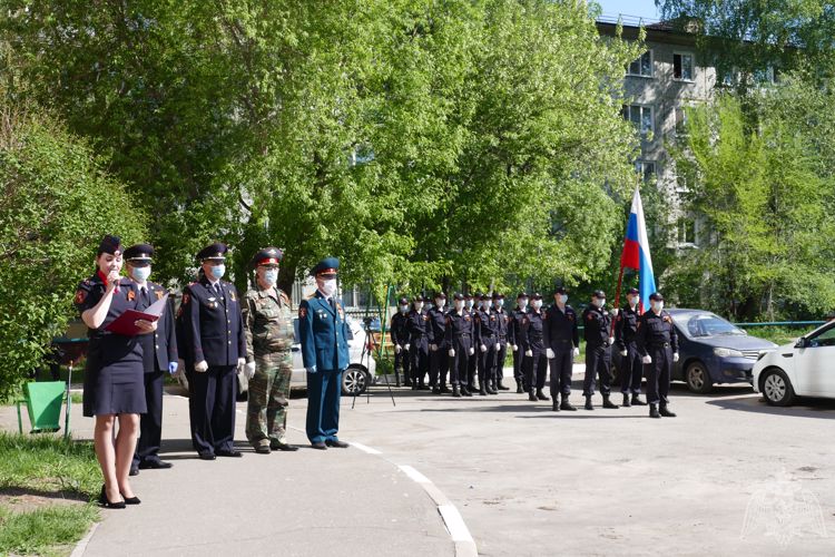 В Омске сотрудники Росгвардии поздравили ветерана Великой Отечественной войны Николая Самойлова с 94-летием и Днем Победы