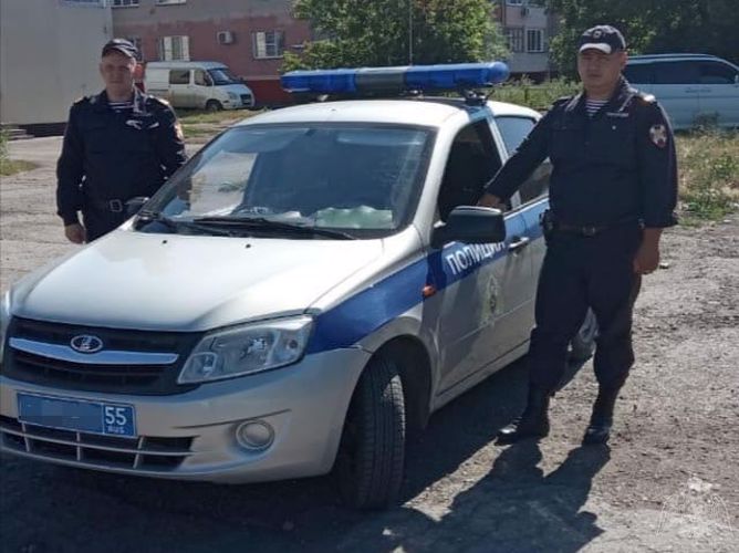 В Омске сотрудники Росгвардии сопроводили домой заблудившуюся пенсионерку