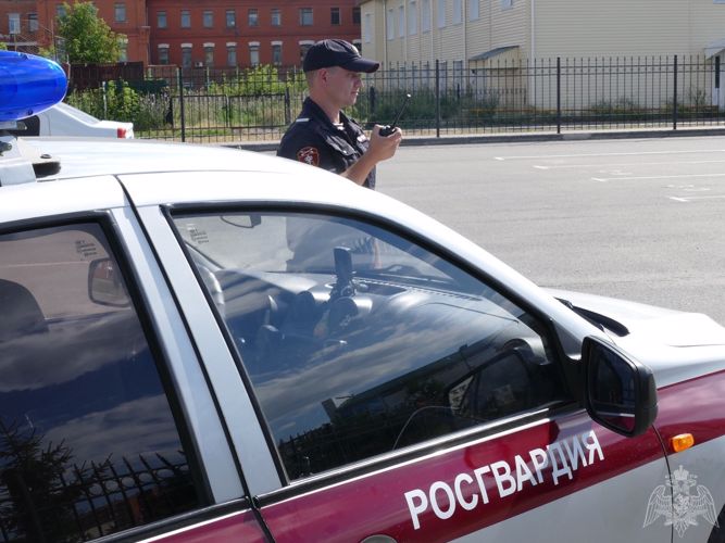 В ОМСКЕ СОТРУДНИКИ РОСГВАРДИИ ОСТАНОВИЛИ АВТОМОБИЛЬ ПОД УПРАВЛЕНИЕМ НЕТРЕЗВОГО ГРАЖДАНИНА БЕЗ ПРАВ