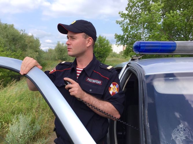 В Омске сотрудники Росгвардии задержали гражданина, похитившего смартфон у работника магазина