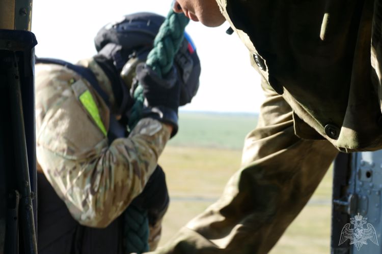 В рамках профессиональной подготовки сотрудников спецподразделений бойцы ОМОН «Штурм» омской Росгвардии отработали технику беспарашютного десантирования