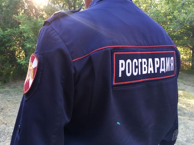 В Омске сотрудники Росгвардии задержали гражданина, подозреваемого в незаконном хранении запрещенных веществ