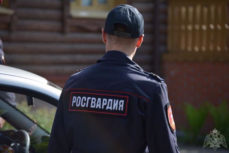 В Омске сотрудники Росгвардии задержали двоих мужчин, подозреваемых в незаконном хранении наркотических веществ
