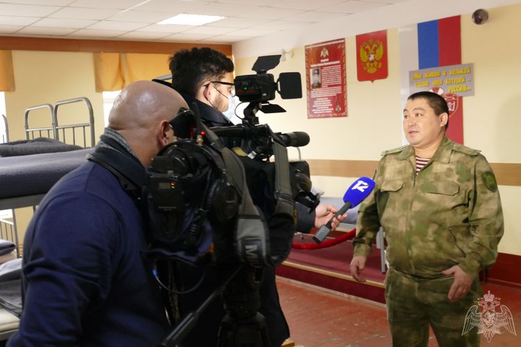 Корреспонденты омского телевидения побывали на акции «Спасибо, мама» в воинской части Росгвардии