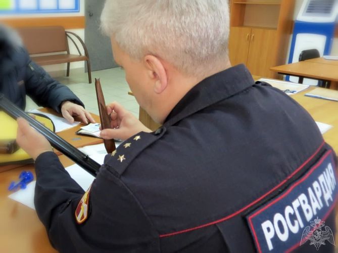 В Омской области сотрудники отдела лицензионно-разрешительной работы продолжают мероприятия по профилактике нарушений в сфере оборота оружия и боеприпасов 