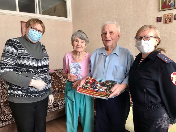 Сотрудники Росгвардии поздравили омских ветеранов с наступающим Новым годом