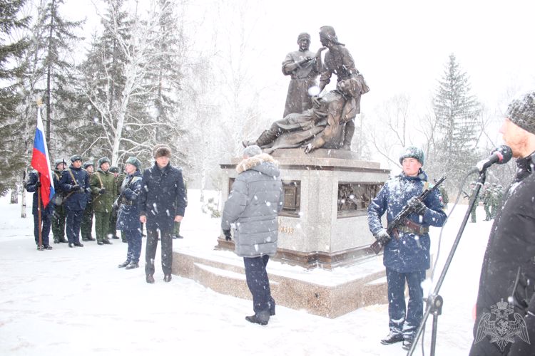 Военнослужащие Росгвардии приняли участие в открытии памятника военным медикам в Омске