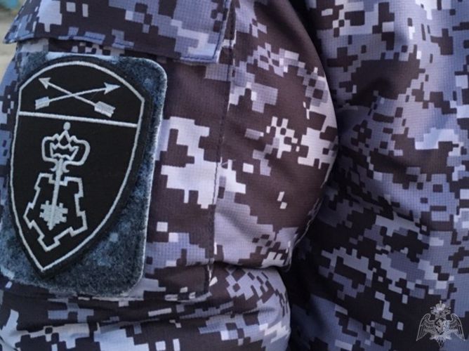 В Омске сотрудники Росгвардии задержали женщину, объявленную в федеральный розыск 