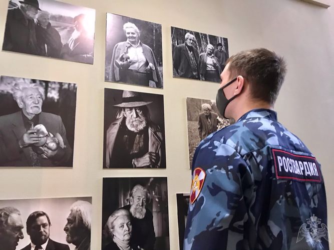 В Омске сотрудники Росгвардии посетили музей «Либеров-центр» 