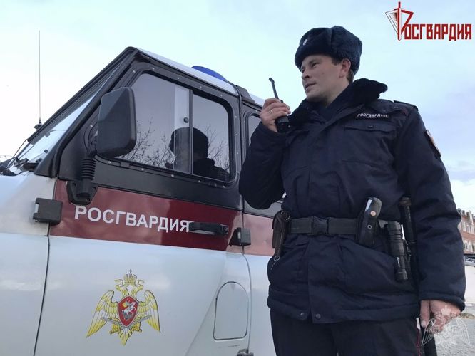 В Омске сотрудники Росгвардии задержали гражданина, повредившего чужое имущество и угрожавшего поджогом