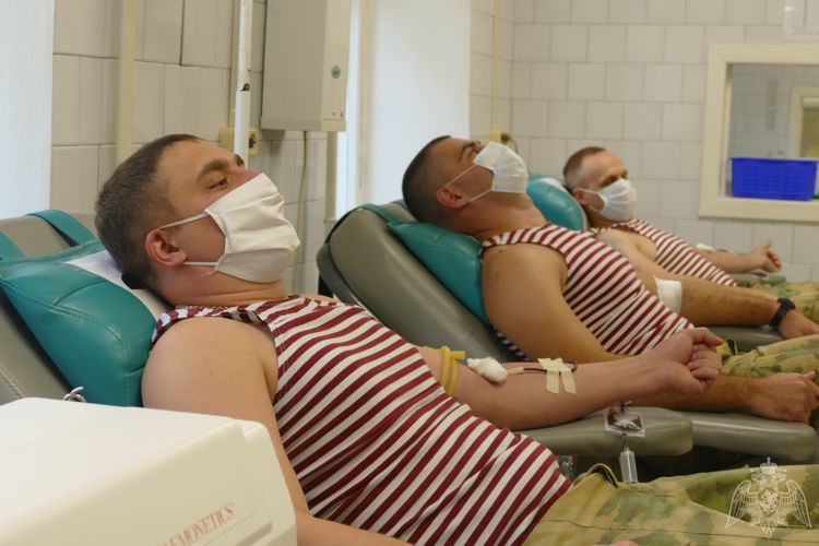 В Омске военнослужащие Росгвардии приняли участие в акции по сдаче крови