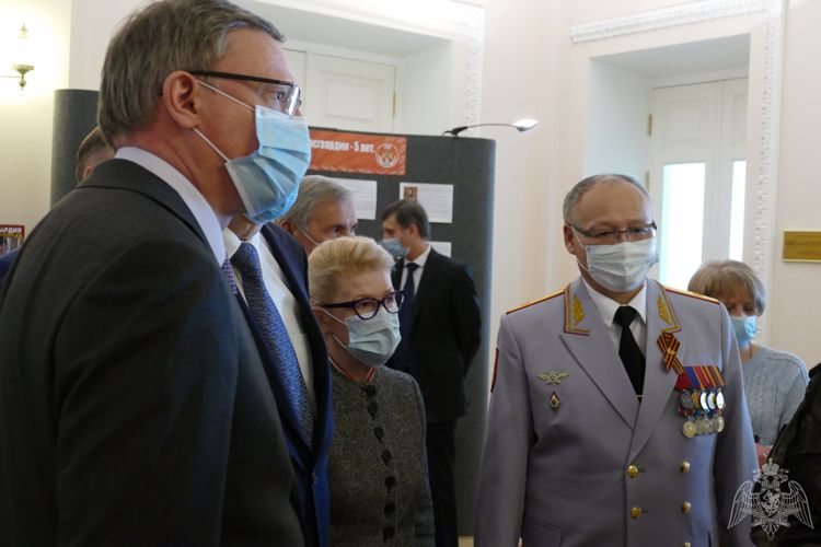 В канун Дня Росгвардии в Законодательном Собрании Омской области открылась тематическая фотовыставка