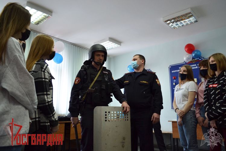 В Омске в строевом подразделении Управления вневедомственной охраны Росгвардии по Омской области прошел День открытых дверей