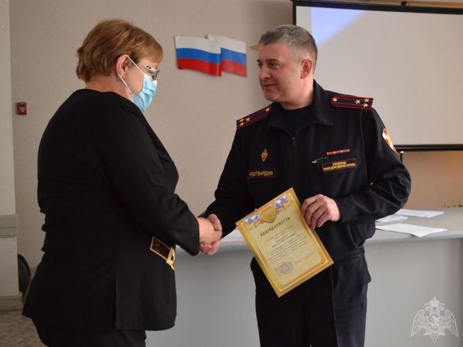 В Омске офицеры вневедомственной охраны поздравили ветеранов органов правопорядка с предстоящим праздником