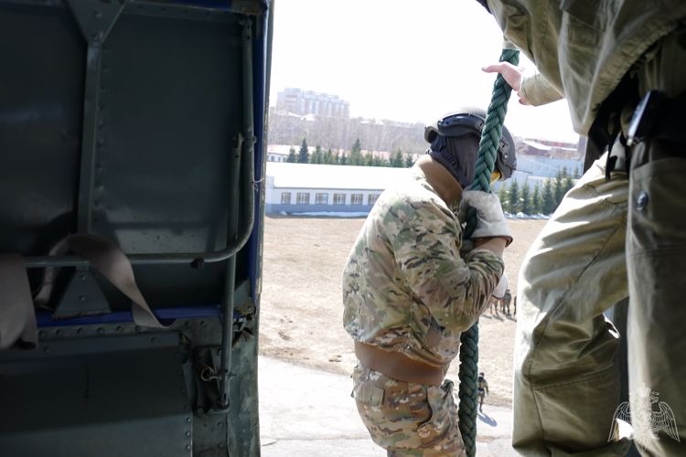 Сотрудники омских спецподразделений Росгвардии отработали технику беспарашютного десантирования
