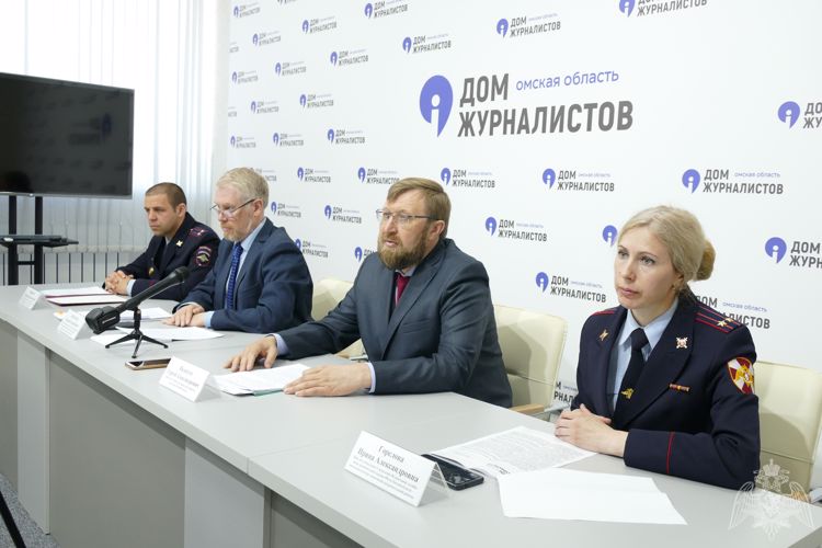 В преддверии открытия весеннего сезона охоты представитель омской Росгвардии ответил на вопросы журналистов 