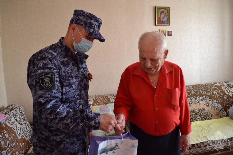В Омске росгвардейцы поздравили ветеранов вневедомственной охраны с Днем Победы