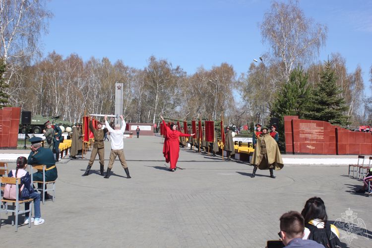 В Омске росгвардейцы приняли участие в патриотической акции "В лесу прифронтовом"