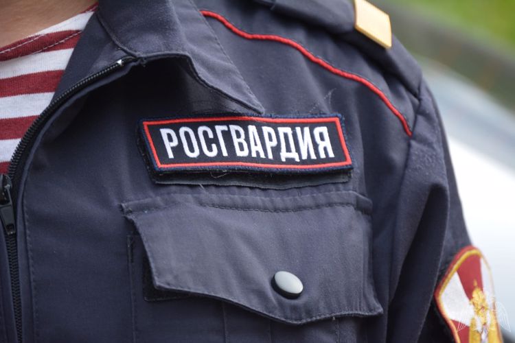 В Омске сотрудники Росгвардии передали родителям ребенка, потерявшегося на прогулке