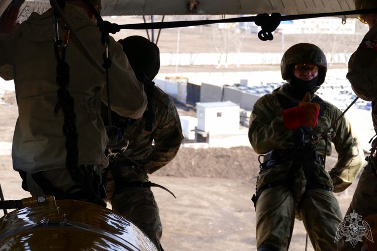 Бойцы омского ОМОН Росгвардии отработали технику беспарашютного десантирования 