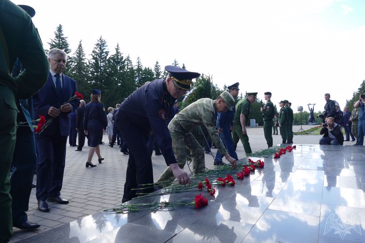 В Омске сотрудники и военнослужащие Росгвардии приняли участие в памятных мероприятиях, посвященных Дню памяти и скорби