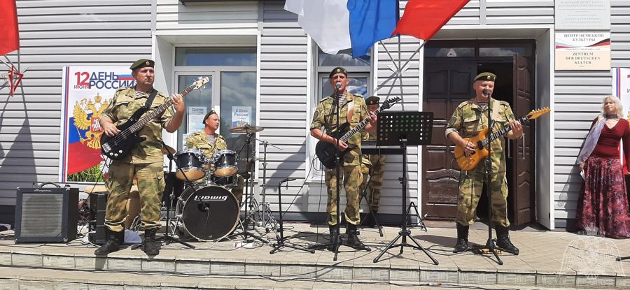 В Омской области военный ансамбль Росгвардии провел праздничный концерт, посвященный Дню России 