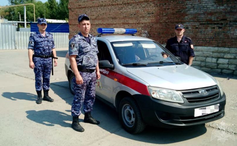 Сотрудники Росгвардии помогли вернуться домой потерявшемуся 73-летнему омичу