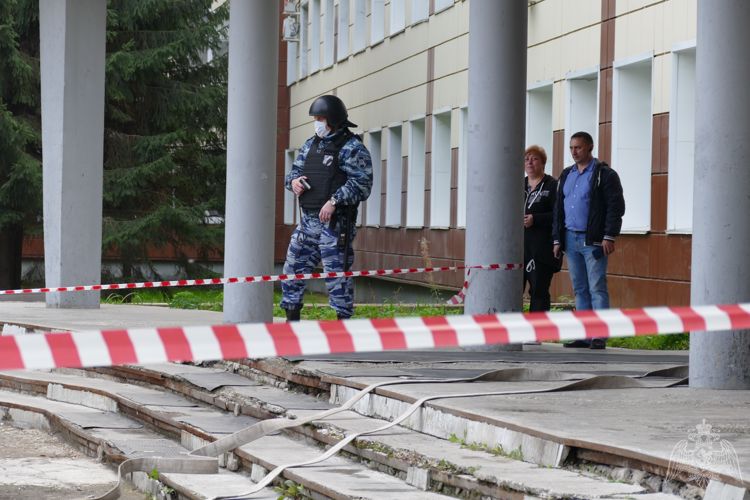 В Омске сотрудники спецподразделения Росгвардии отработали алгоритм действий при обнаружении взрывоопасного предмета в учебном заведении