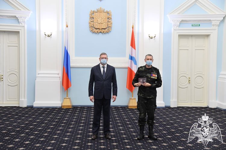 Губернатор Омской области Александр Бурков вручил награды сотрудникам ОМОН и СОБР Росгвардии