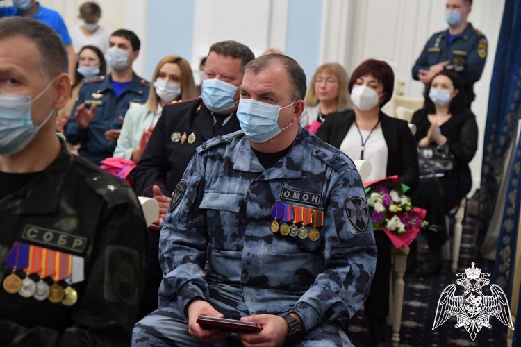 Губернатор Омской области Александр Бурков вручил награды сотрудникам ОМОН и СОБР Росгвардии