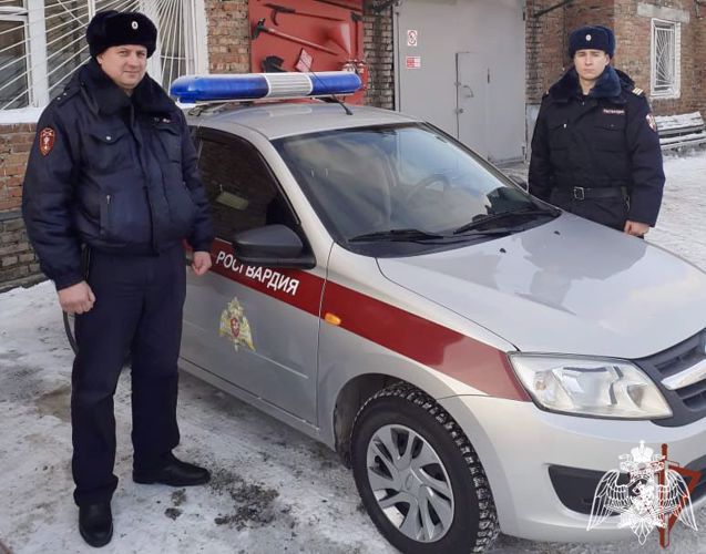 Росгвардейцы пришли на помощь жителю Омска с признаками обморожения