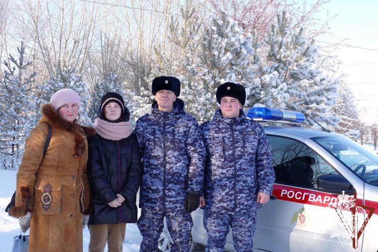 Росгвардейцы навестили спасенную на пожаре юную жительницу Омской области