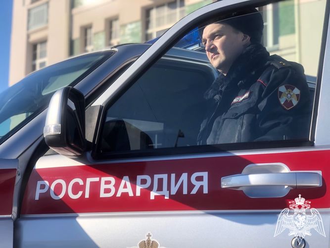 Росгвардейцы пришли на помощь жителю Омска