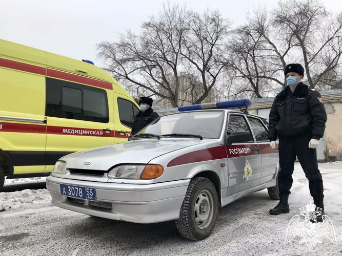 Росгвардия продолжает обеспечивать безопасность медиков в Омске