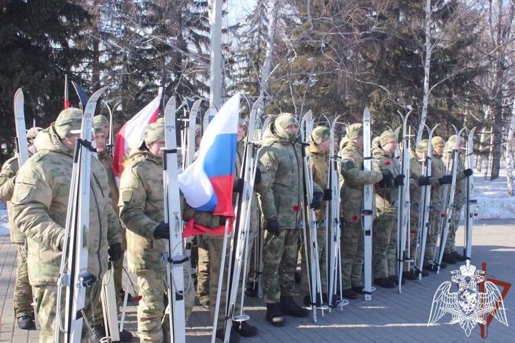 Росгвардейцы участвуют в памятном лыжном пробеге в Омской области