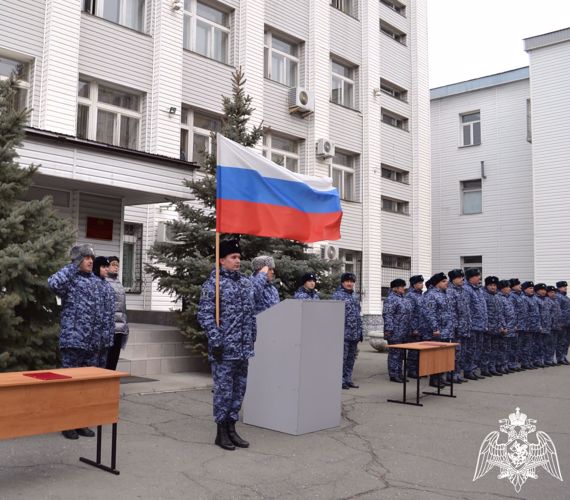 В Омске состоялась церемония принятия присяги молодыми сотрудниками вневедомственной охраны Росгвардии