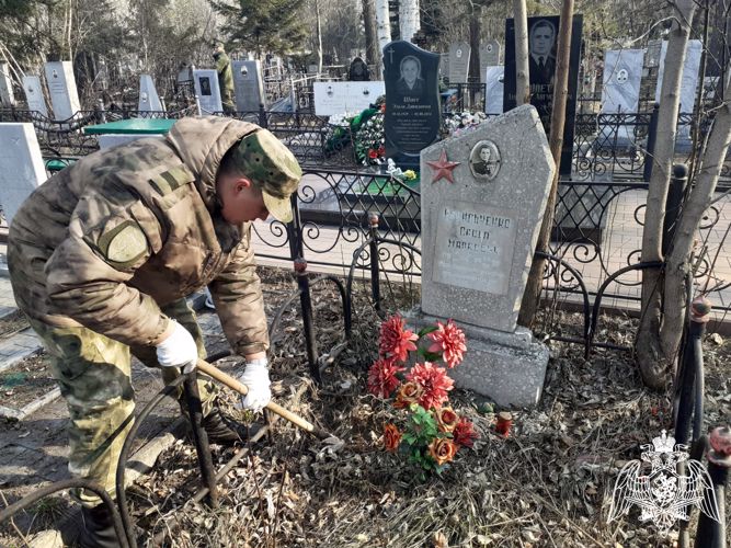 На мемориальном Старо-Северном кладбище военнослужащие омской войсковой части Росгвардии навели порядок на воинских захоронениях