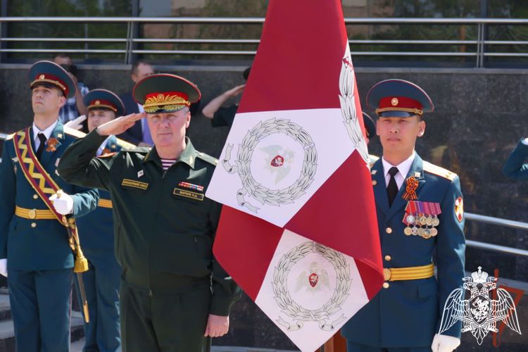 Командующий Сибирским округом вручил боевое знамя Центру подготовки личного состава Росгвардии